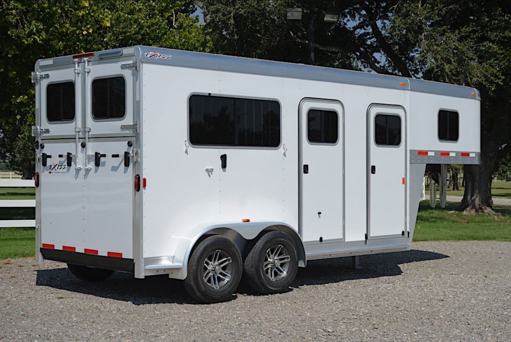 7200 ST Gooseneck Horse Trailer