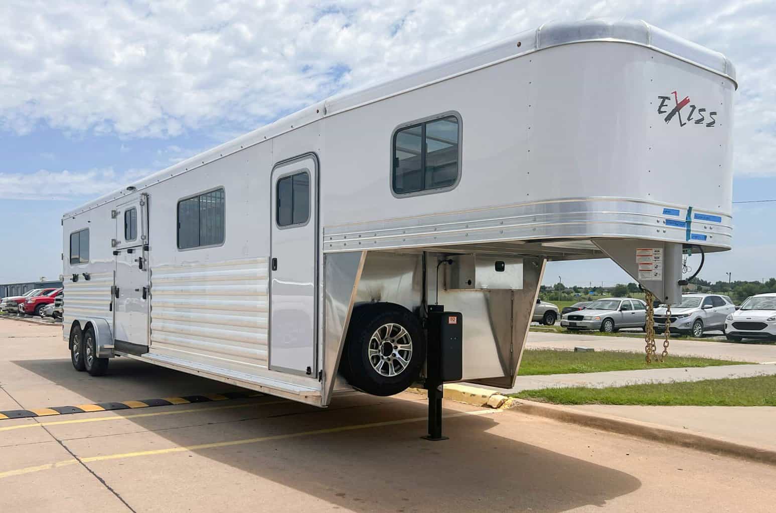 7400 ST Gooseneck Horse Trailer