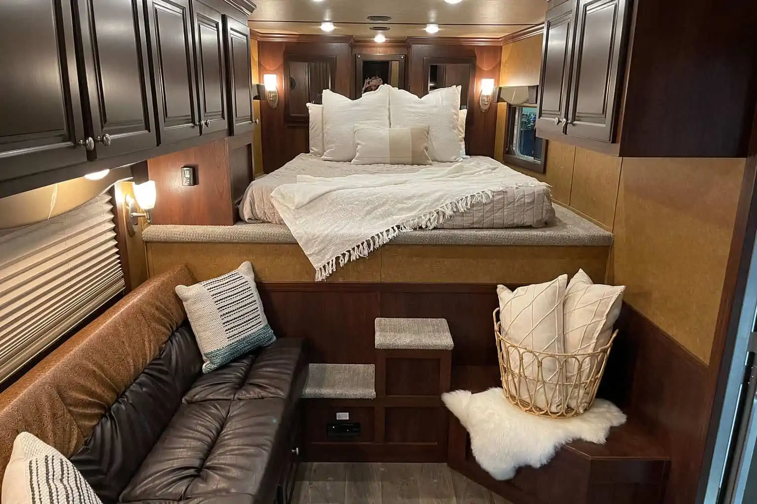 8581 LIVING QUARTERS HORSE TRAILER interior